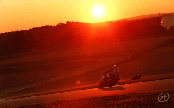 Le team SRC Kawasaki, vainqueur de l'épreuve de 2010 à 2013, sous le soleil couchant du circuit Bugatti.