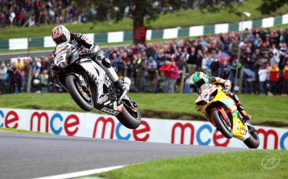 Il n'y a vraiment que le British Superbike et Cadwell Park pour offrir ce genre de duels aériens