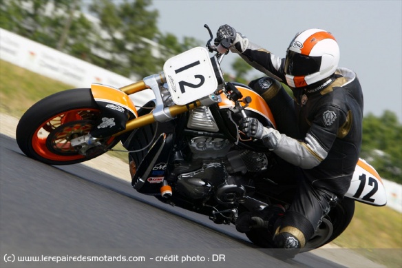 Philippe, le genou à terre sur une V-Rod de course